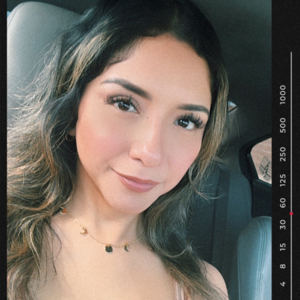 Meet your Posher, Yadira